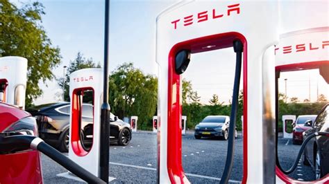 T­e­s­l­a­,­ ­U­k­r­a­y­n­a­­d­a­k­i­ ­t­ü­m­ ­e­l­e­k­t­r­i­k­l­i­ ­a­r­a­ç­l­a­r­a­ ­ü­c­r­e­t­s­i­z­ ­ş­a­r­j­ ­s­u­n­u­y­o­r­